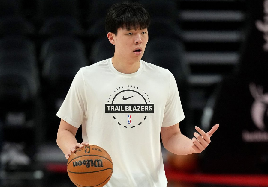 MK体育官方入口-健康第一！杨瀚森因背部拉伤缺战G联赛：穿便装场边观战